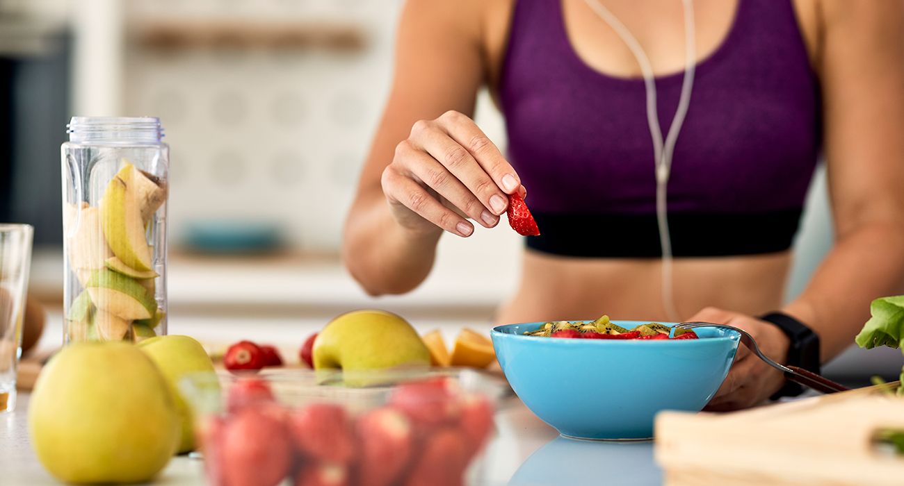 Conoce cómo una buena alimentación mejora tu energía, recuperación y rendimiento deportivo. Consejos y pautas para deportistas